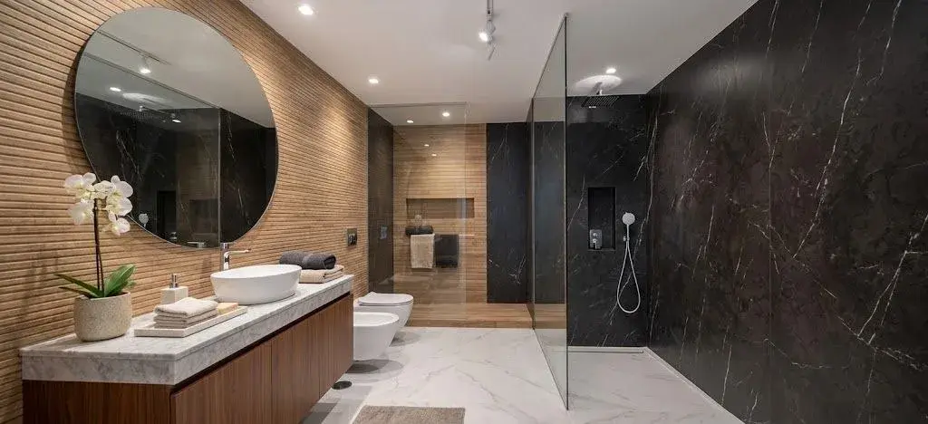 Casa de banho com duches e mármore — Eco Village Enxomil